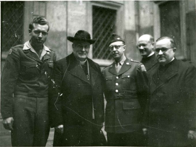 Kardinal Faulhaber mit amerikanischen Offizieren, 1946
