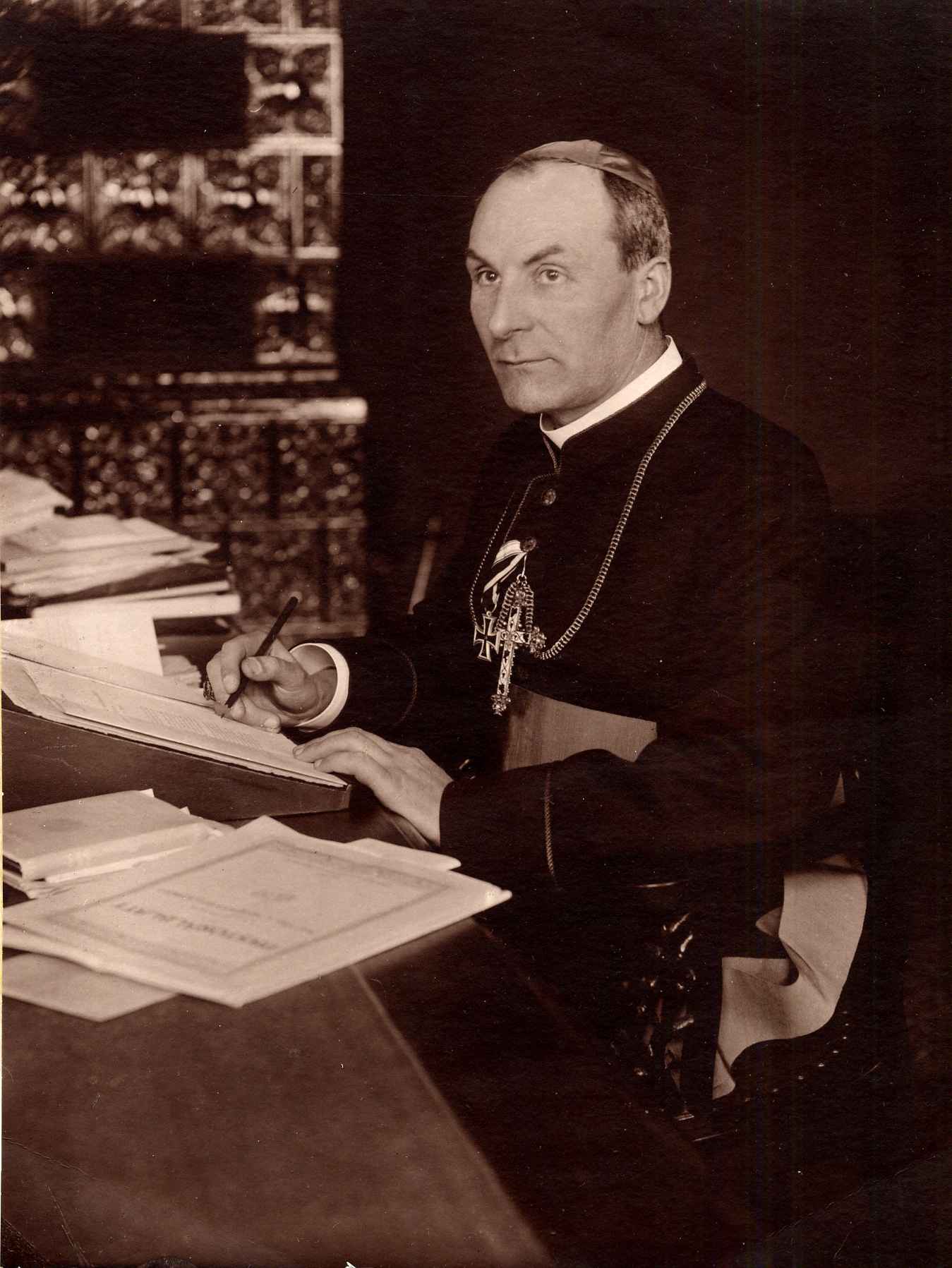 Kardinal Faulhaber am Schreibtisch in Speyer, um 1915